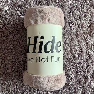 Unhide Lil’ Marsh Vegan Fur Blanket in the color Rose